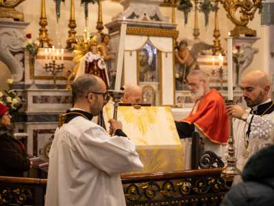 Nel frattempo inizia la messa, celebrata in italiano e non in latino come avviene normalmente a San Giuseppe